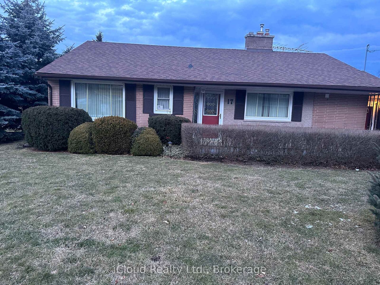 Property Photo:  17 Sora Drive Main  ON L5M 1B3 