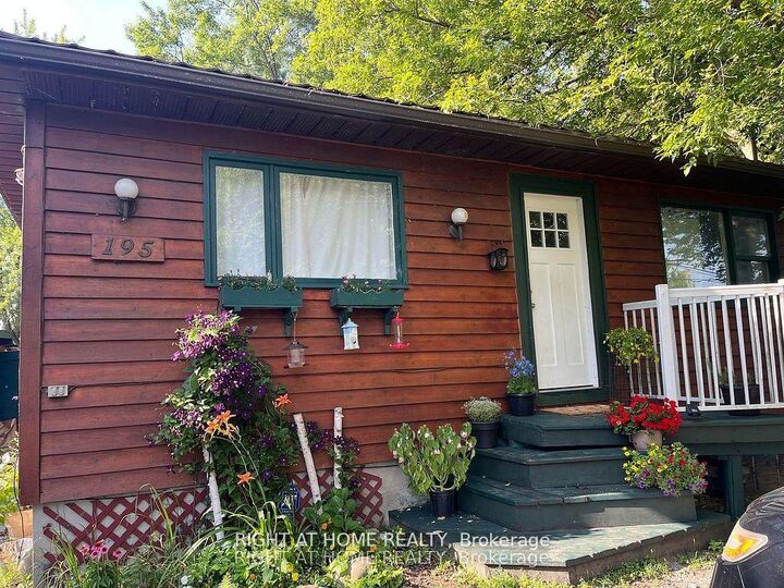 195 Lakeland Crescent — photo 1