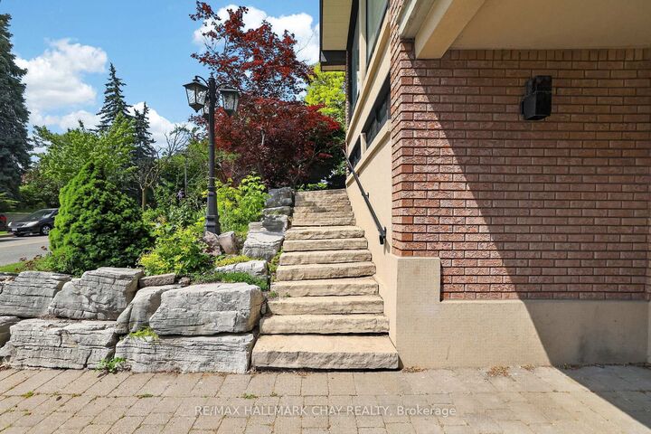 Property Photo:  80 Beaumonde Heights Drive Upper  ON M9V 1V9 
