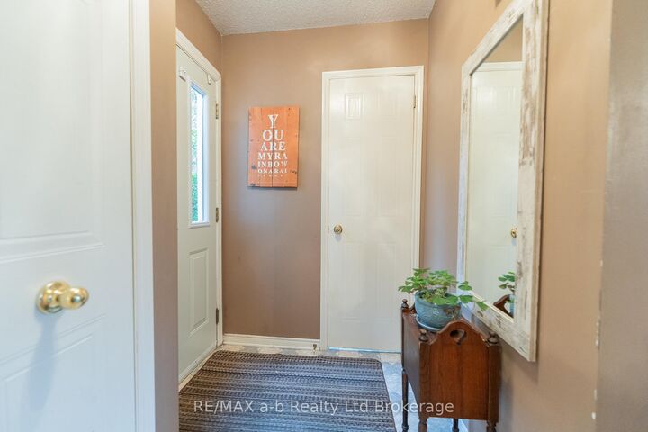 Property Photo:  19 Wren Court 8  ON N4G 5K2 