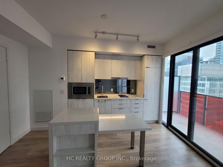 Property Photo:  215 Queen Street W 1712  ON M5V 0P5 