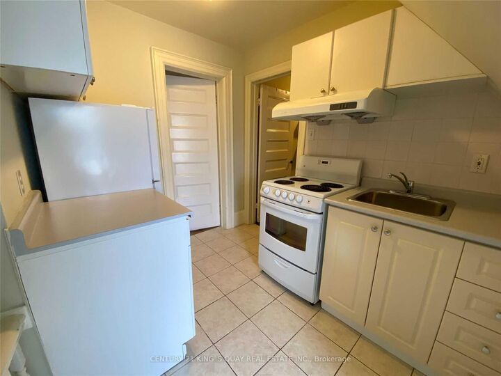 Property Photo: 154 Sorauren Avenue 3rd Flr ON M6R 2E5