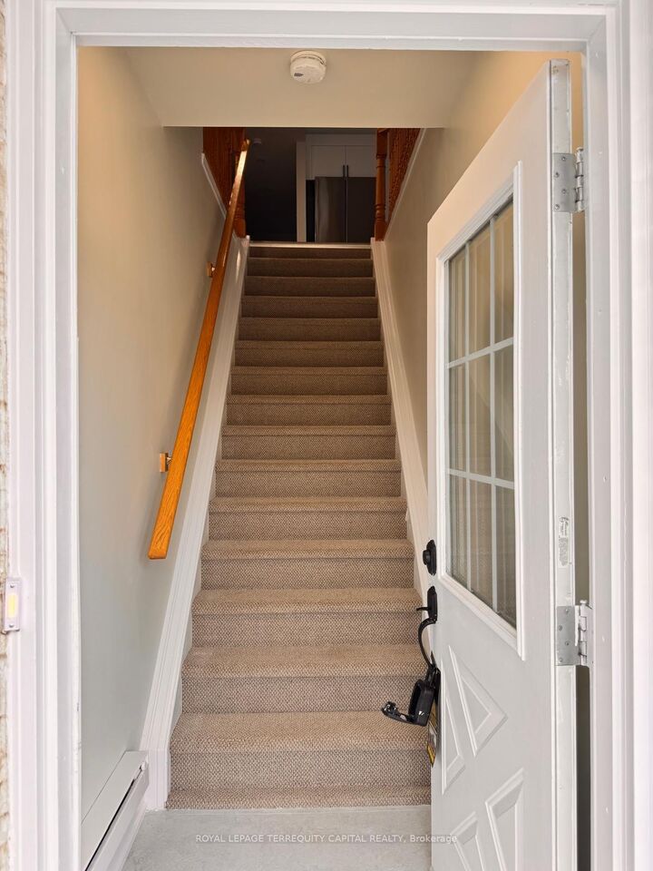 Property Photo:  344 Edgehill Drive Upper  ON L4N 9X4 