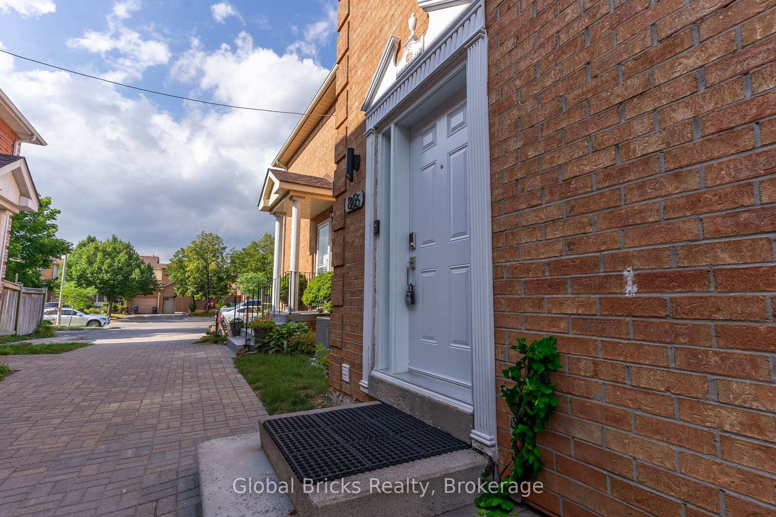 Property Photo:  85 Millstone Drive  ON L6Y 4P5 