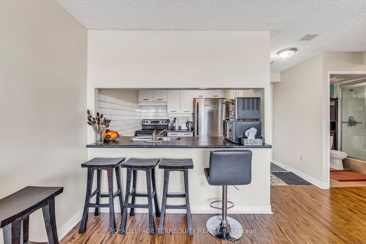 Property Photo: 250 Webb Drive 1512 ON L5B 3Z4