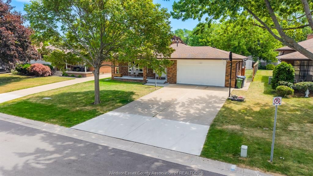 Property Photo: 386 Woodridge ON N8N 3A8