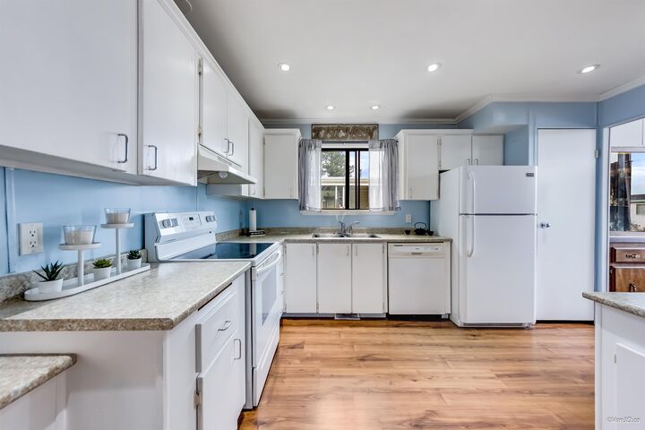 Property Photo: 2120 King George Boulevard 18 BC V4A 6Y8