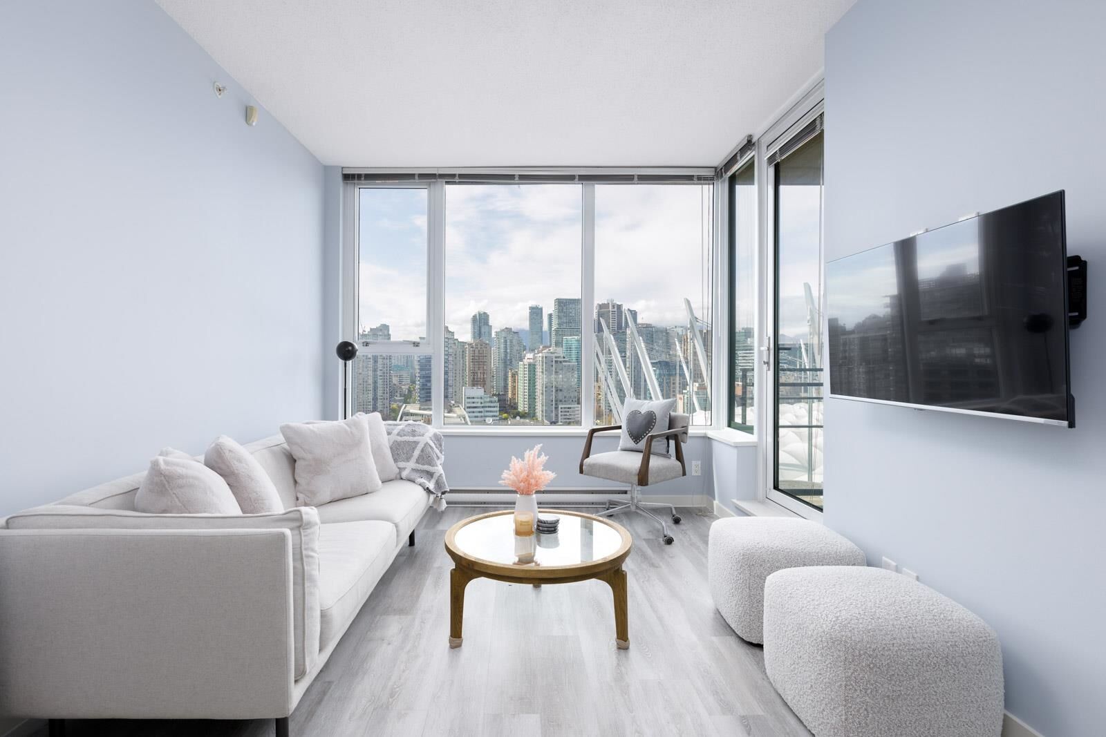 Property Photo: 33 Smithe Street 3207 BC V6B 0B5