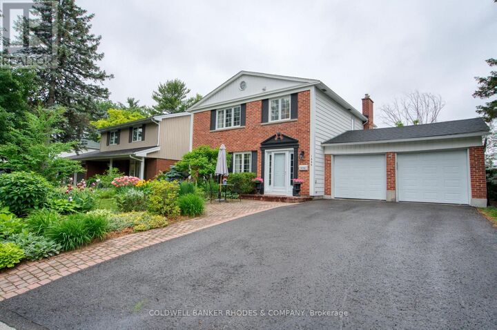 Property Photo:  1666 Amberdale Crescent  ON K1H 7B3 