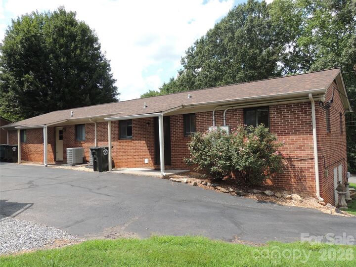 Property Photo: 409 East K Street E NC 28658