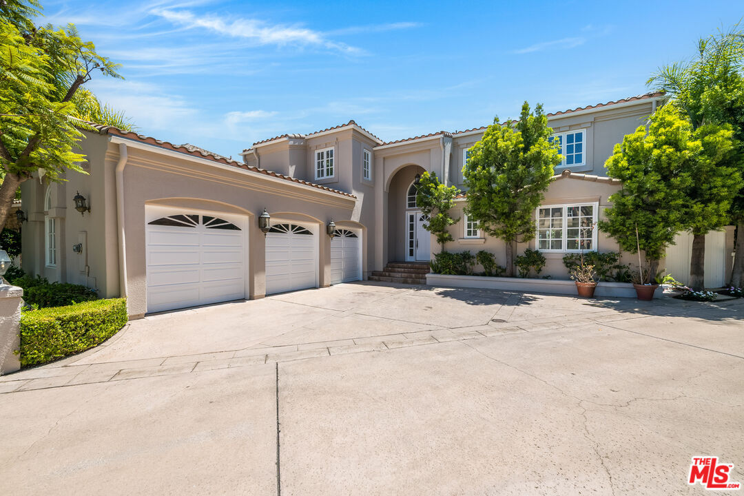 Property Photo:  2084 Deer Run Ln  CA 90049 