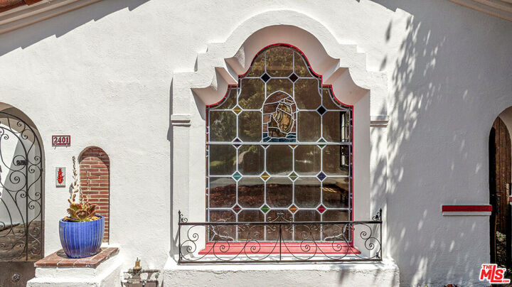 Property Photo:  2401 E Glenoaks Blvd  CA 91206 