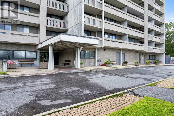 Property Photo: 415 Greenview Avenue 1402 ON K2B 8G5