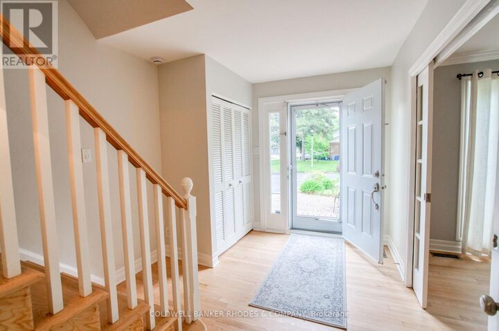 Property Photo:  1666 Amberdale Crescent  ON K1H 7B3 