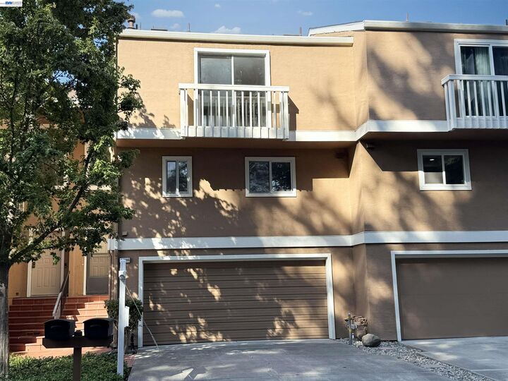 Property Photo:  37886 Bright Cmn  CA 94536 