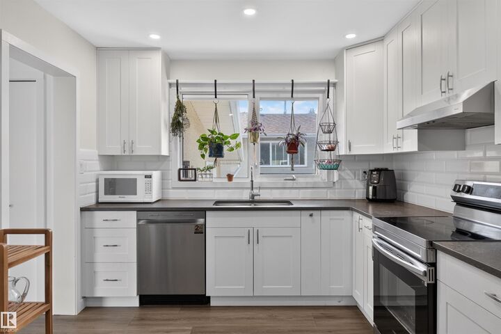 Property Photo: 4124 110 Street NW AB T6J 2T5