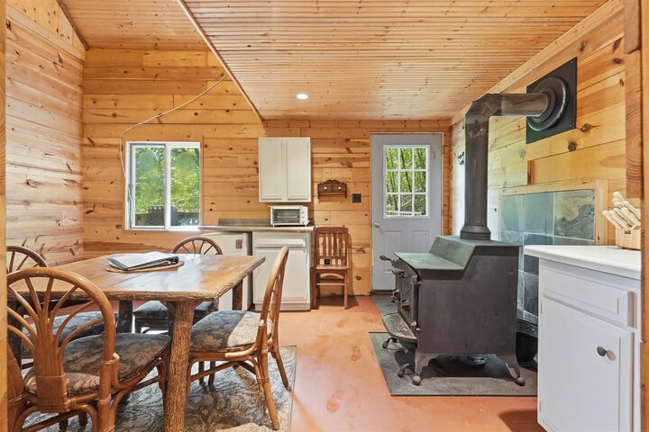 Property Photo:  2108 Ferris Mills Rd.  IA 52101 