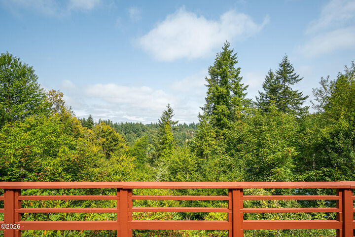 Property Photo:  820 NE Alder Street  OR 97391 