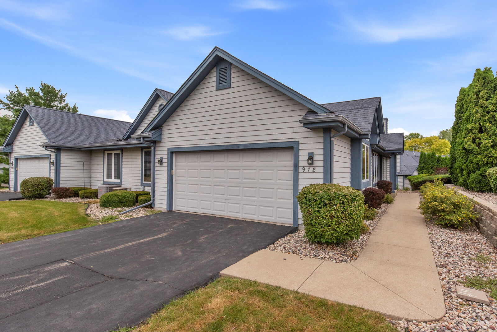 Property Photo:  978 Bay View Cir  WI 53149 