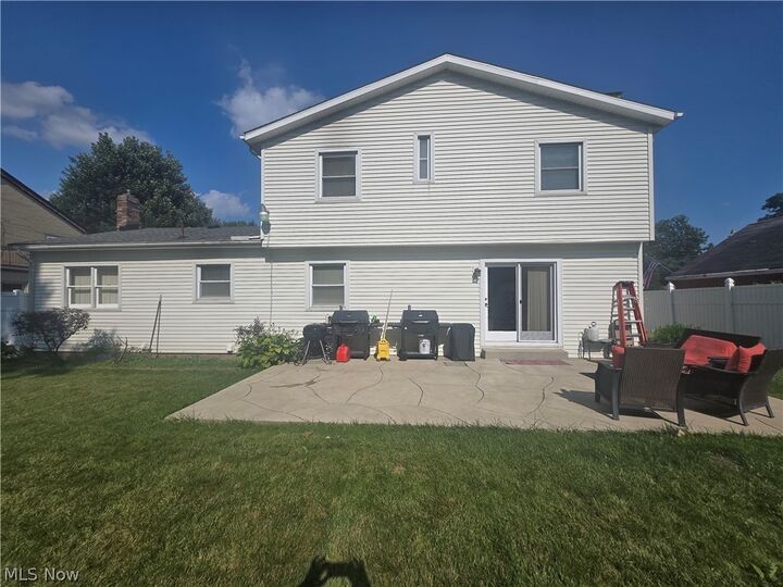 Property Photo: 909 NE Willard Avenue NE OH 44483