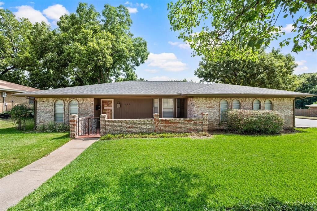 Photo de la propriété:  1002 Shady Brook Drive  TX 76051 