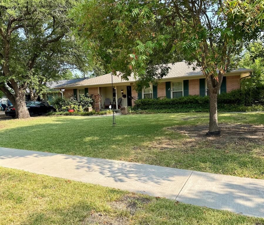 Property Photo:  3548 Waldorf Drive  TX 75229 