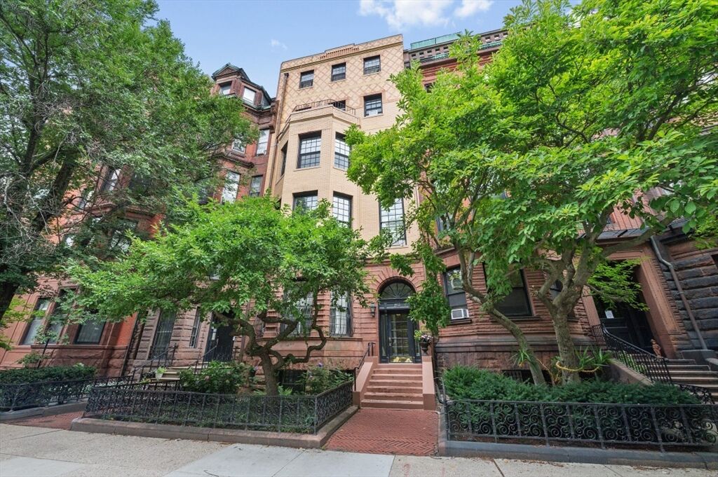 Property Photo:  233 Commonwealth Avenue 7  MA 02116 