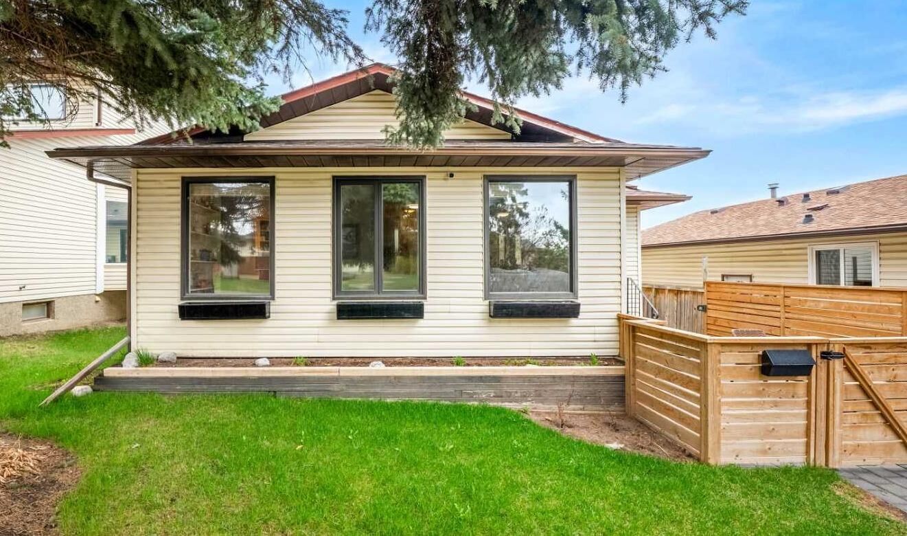 Property Photo: 20 Bedwood Hill NE AB T3K 1L9