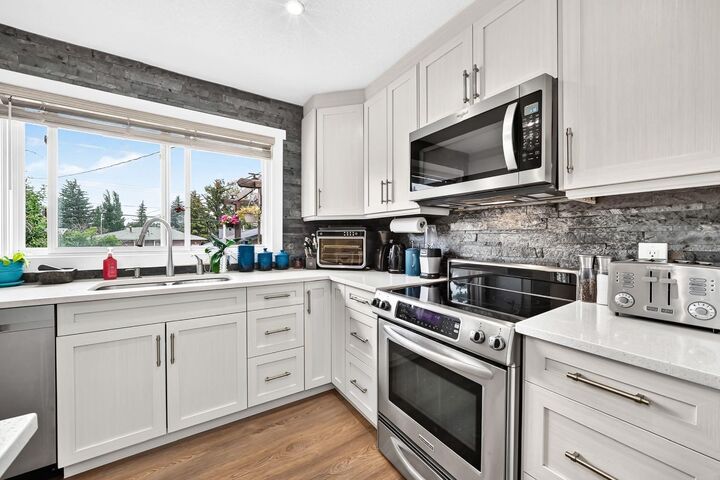 Property Photo: 4824 41 Avenue SW AB T3E 1H1