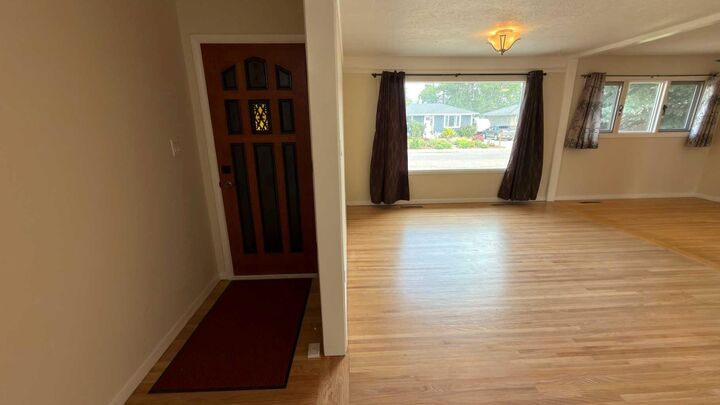 Property Photo:  1906 14 Avenue S  AB T1K 0V1 