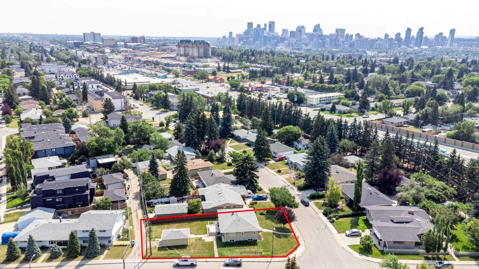 Property Photo: 2140 Halifax Crescent NW AB T2M 4C7