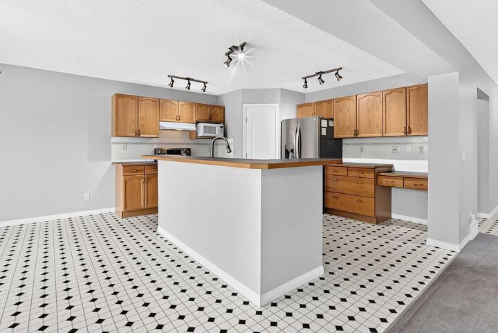 Property Photo: 171 Oakmere Green AB T1X 1N4