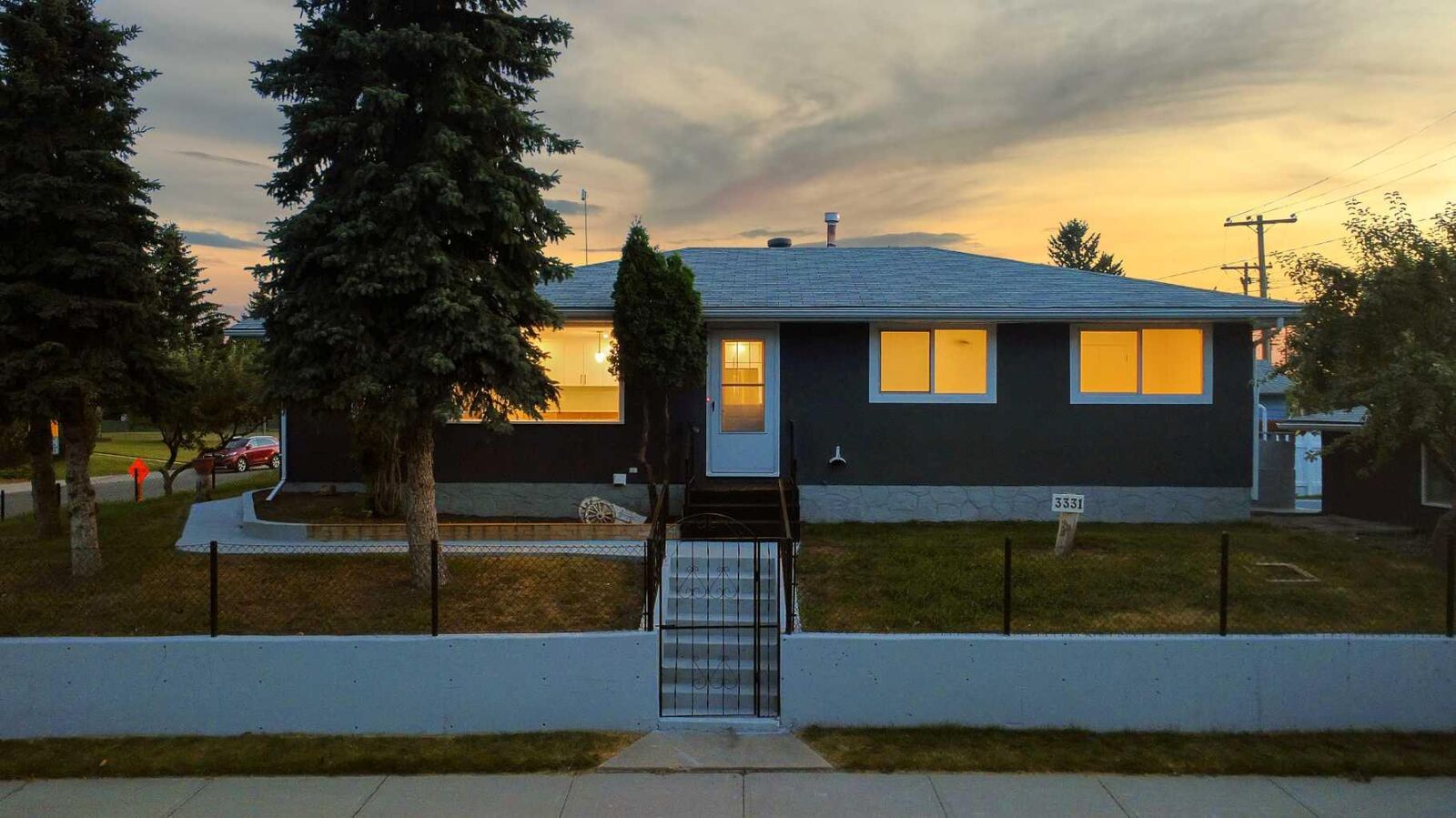 Property Photo:  3331 41 Street SE  AB T2B 1E7 