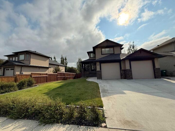 Property Photo: 917 Canyonview Place W AB T1K 5R9