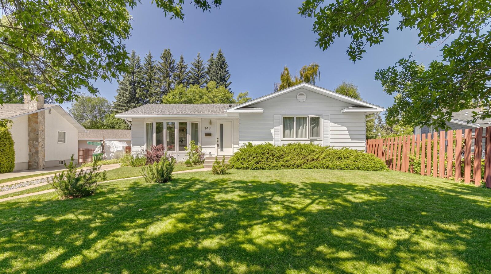 Property Photo: 618 Oakhill Place SW AB T2V 3X8