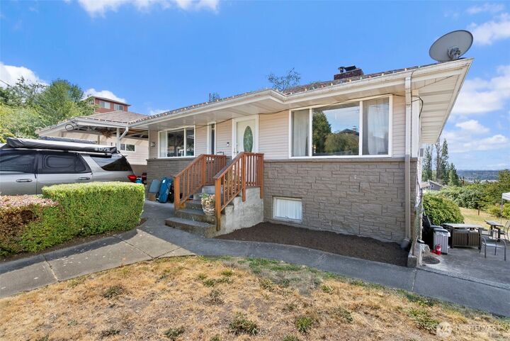 Property Photo: 1735 S Pearl Street WA 98108