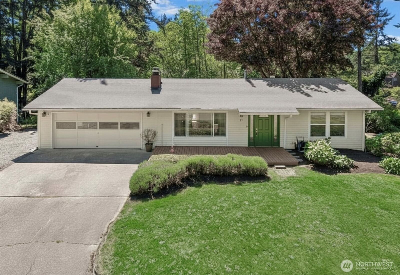 Property Photo: 711 Eagle Cliff Rd NE WA 98110