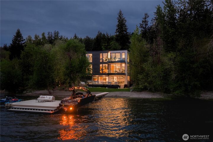 Property Photo: 3101 E Lake Sammamish Parkway NE WA 98074