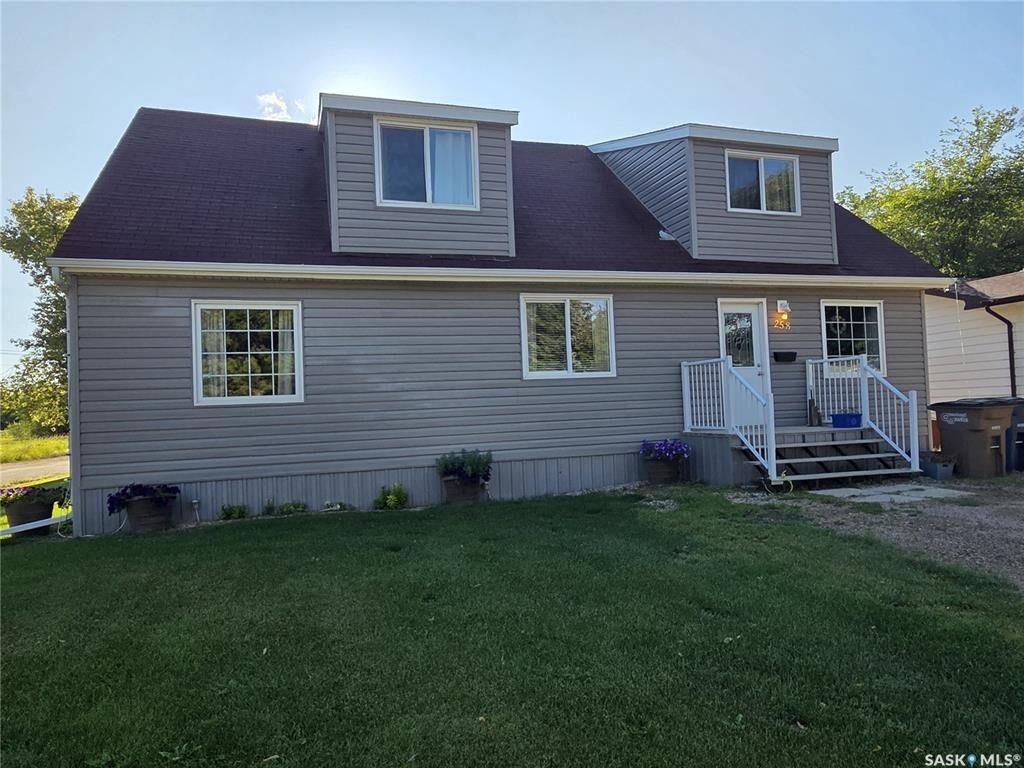 Property Photo:  258 Second Street NE  SK S0A 4J0 
