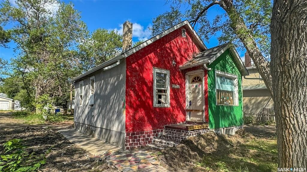 Property Photo: 1024 Athol Street SK S4T 3B9