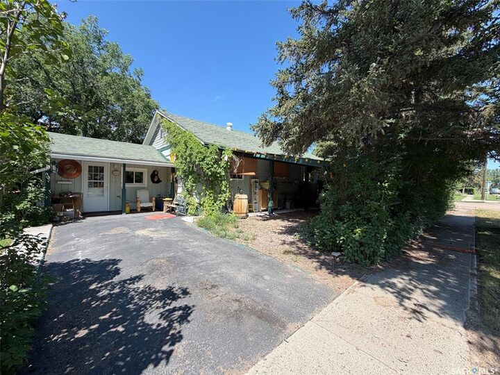 Property Photo: 604 Front Street SK S0N 0T0