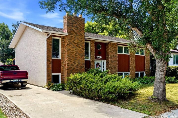 Property Photo:  1250 McNeill Crescent  SK S4N 5Z4 