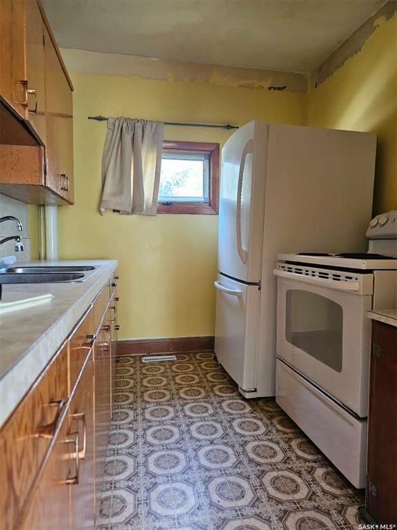 Property Photo:  241 3rd Street W  SK S0H 2W0 