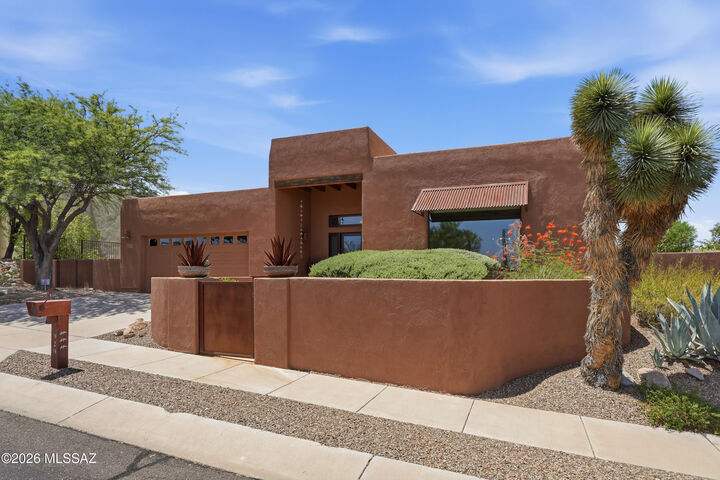 Property Photo:  929 N Leutea Drive  AZ 85745 