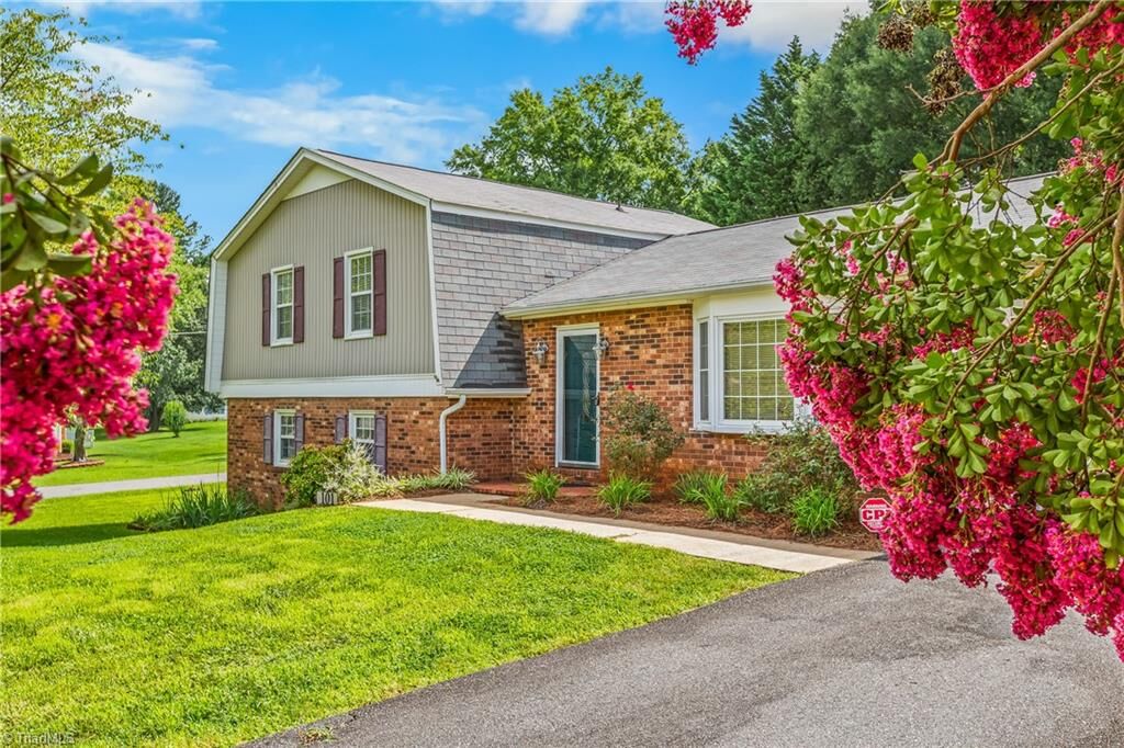 Property Photo:  101 Asheview Court  NC 27021 