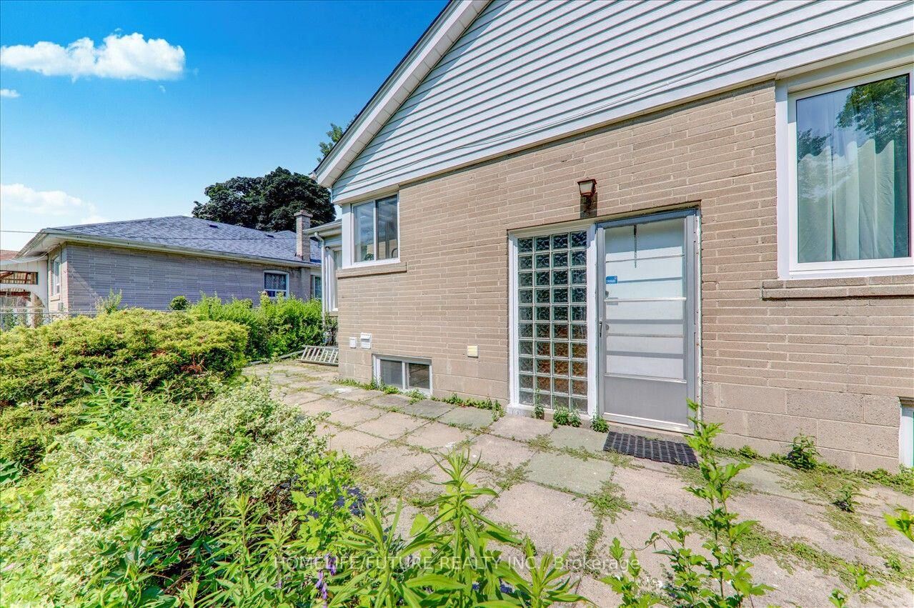 Property Photo: 53 Dennett Drive Bsmt ON M1S 2E8
