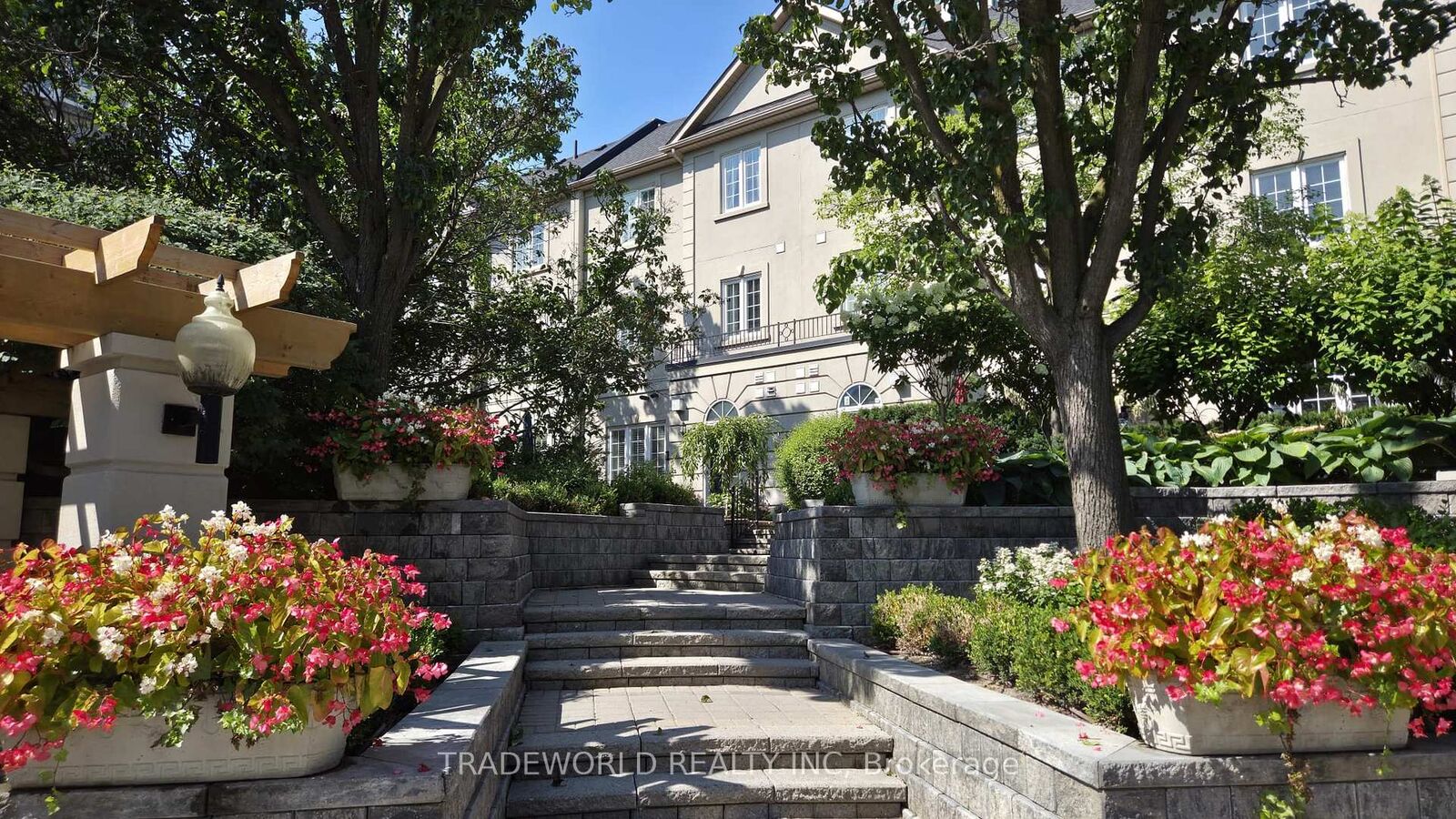 Property Photo: 37 Avondale Avenue 513 ON M2N 7C1