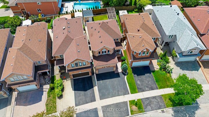 Property Photo: 5184 Red Brush Drive ON L4Z 3Z8