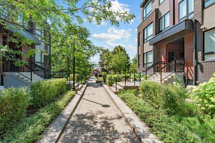 Photo de la propriété:  1150 Briar Hill Avenue 303  ON M6B 0A9 