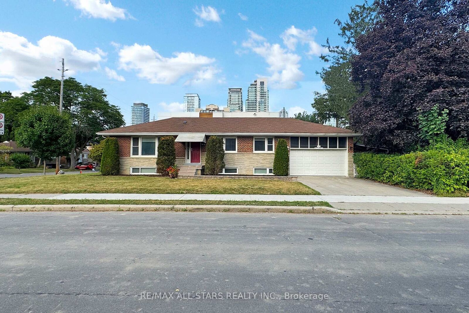 Property Photo: 105 Betty Ann Drive ON M2N 1X1